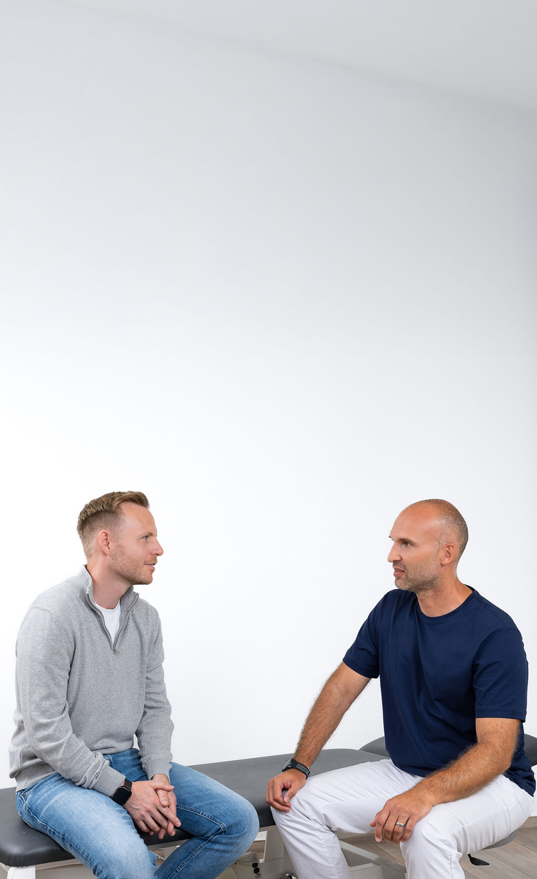 Dr. med. Cornelius Illner im Patientengespräch in der Praxis Orthopädie am Grünewald