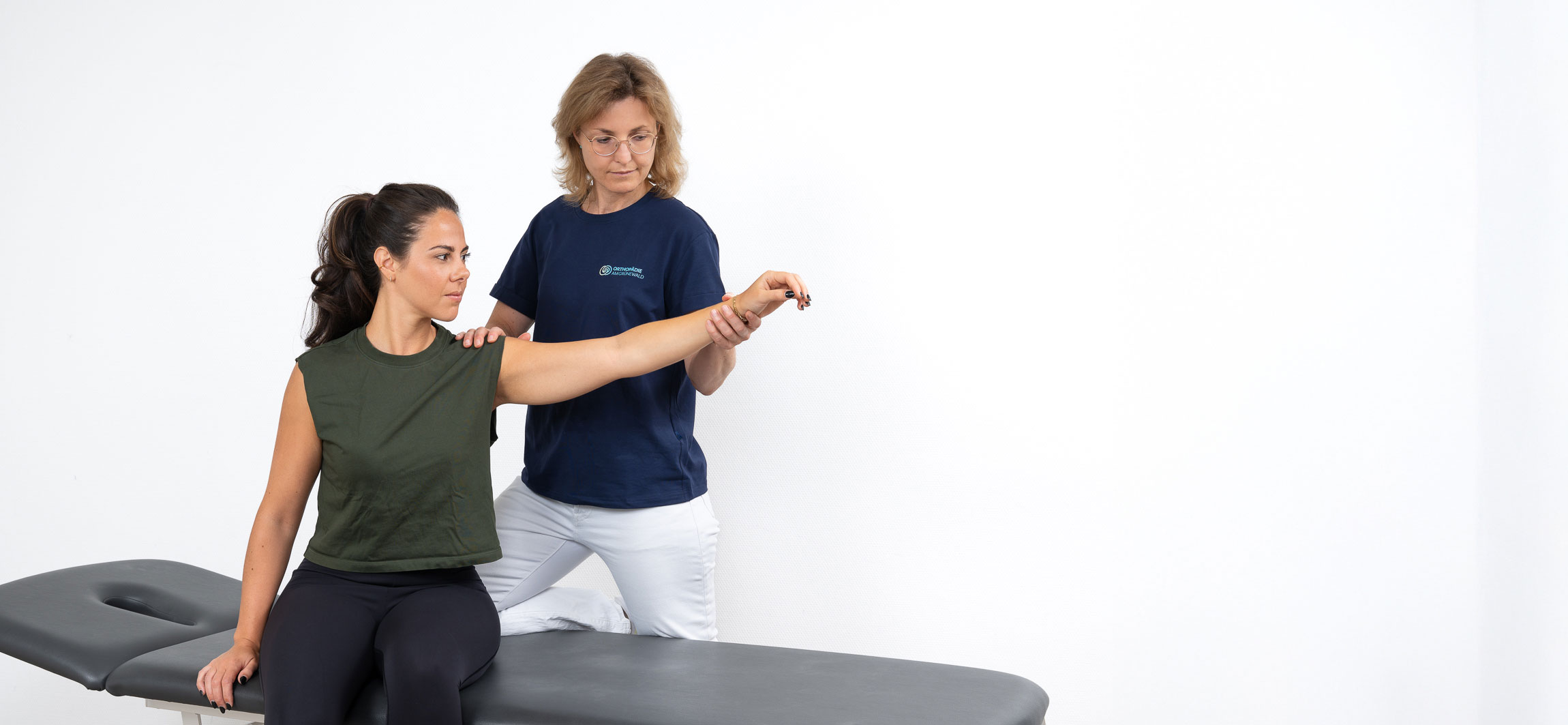 Dr. med. Juliane Scheer bei der orthopädischen Untersuchung des Arms einer Patientin in der Praxis Orthopädie am Grünewald